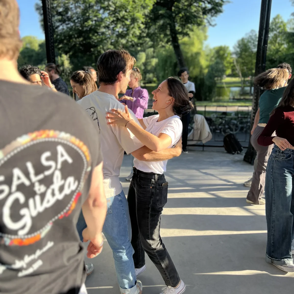 salsa-te-gusta-dancing-outdoor